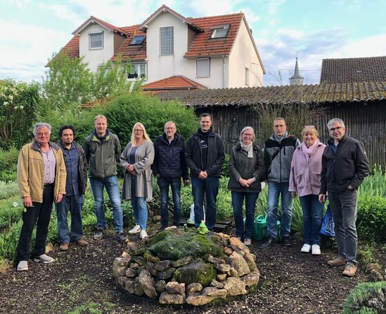 Mitglieder der SPD-Fraktion Naumburg im Weißen Garten, gemeinsam mit Ortsvorsteher Sebastian Lesch (Bildmitte)